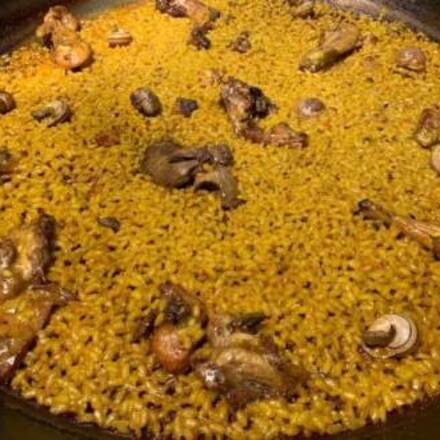 Paella tradicional de arroz y caracoles