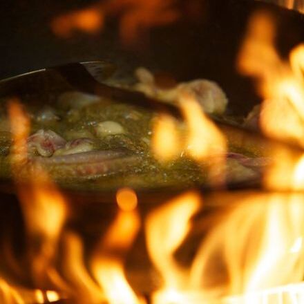 Paella con fuego al sarmiento